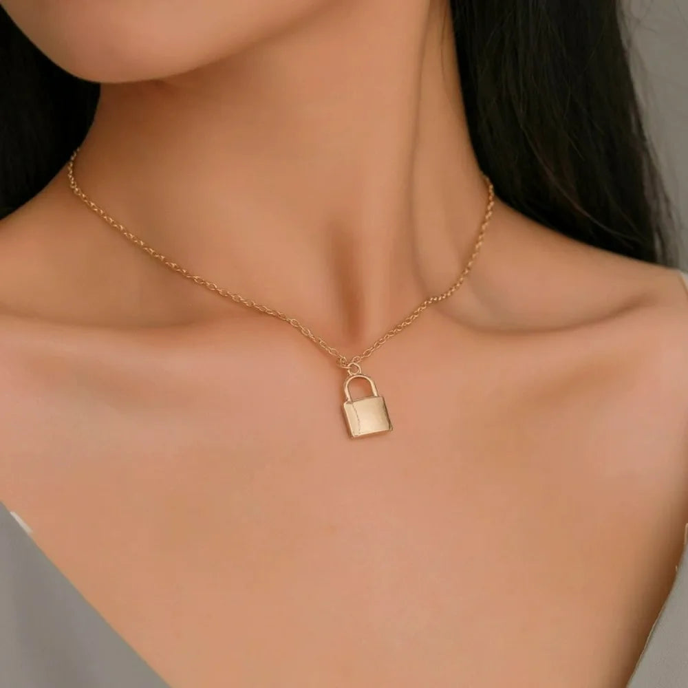 Simple Chain Link Lock Pendant Necklace