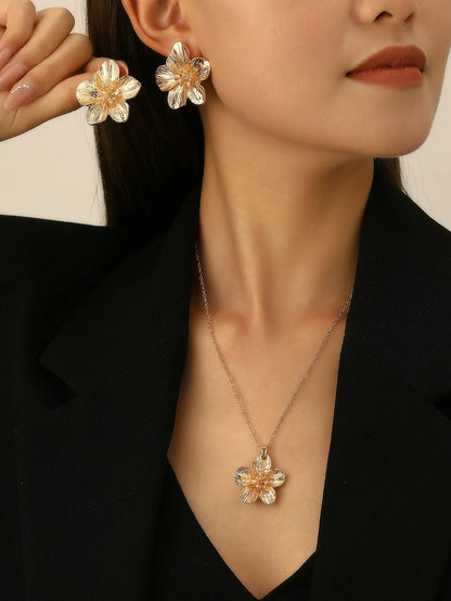 Simple Metal Wrinkled Stereoscopic Flowers Pendant Necklace