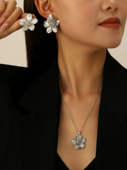 Simple Metal Wrinkled Stereoscopic Flowers Pendant Necklace