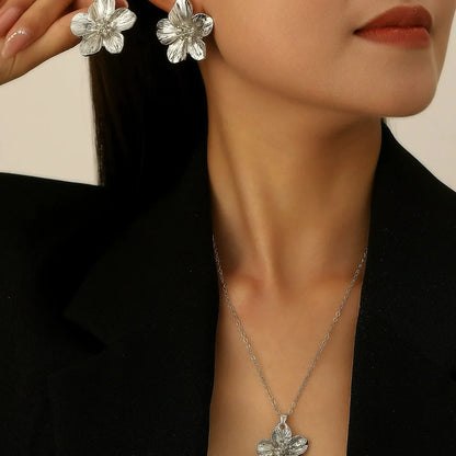 Simple Metal Wrinkled Stereoscopic Flowers Pendant Necklace