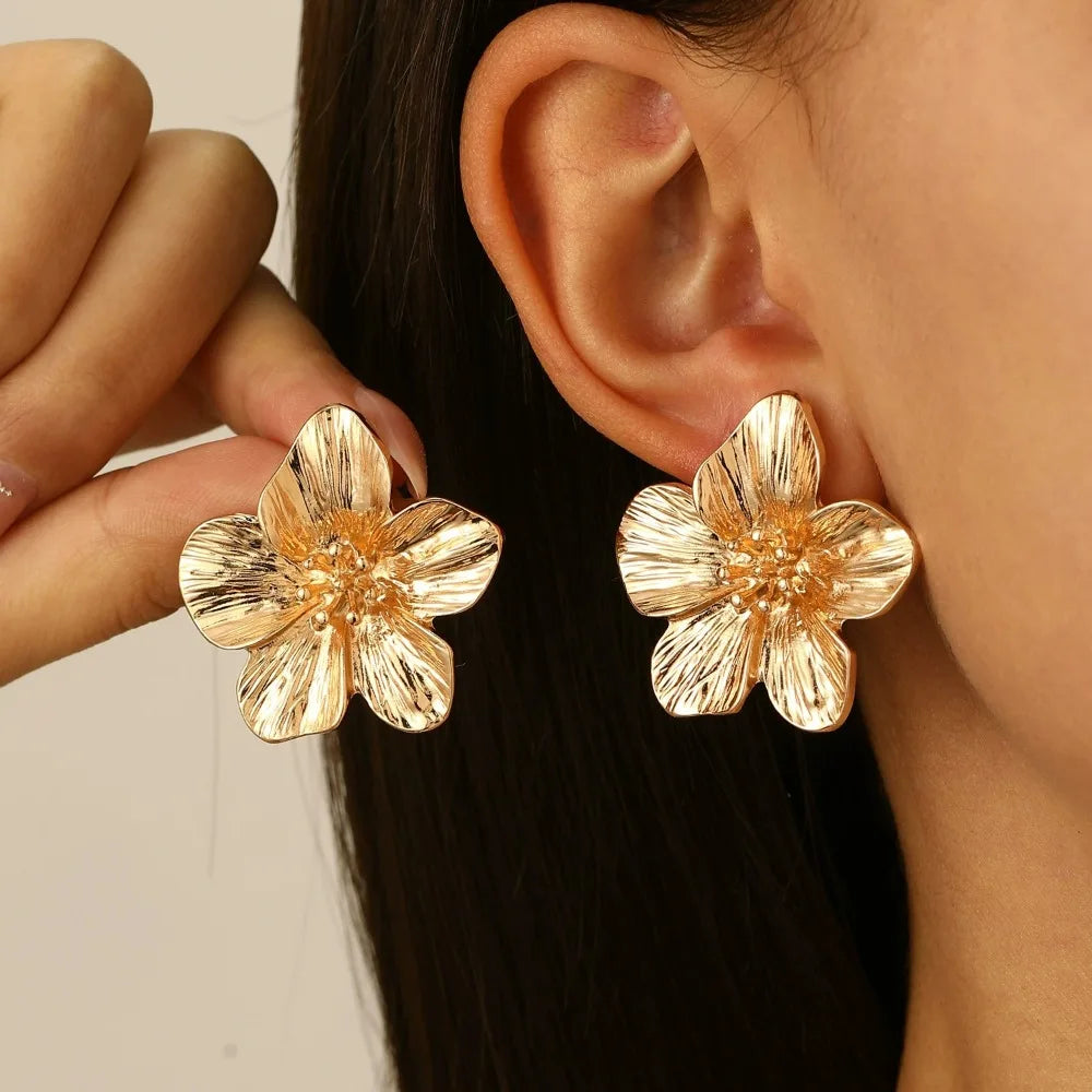 Simple Metal Wrinkled Stereoscopic Flowers Pendant Necklace Earrings Set