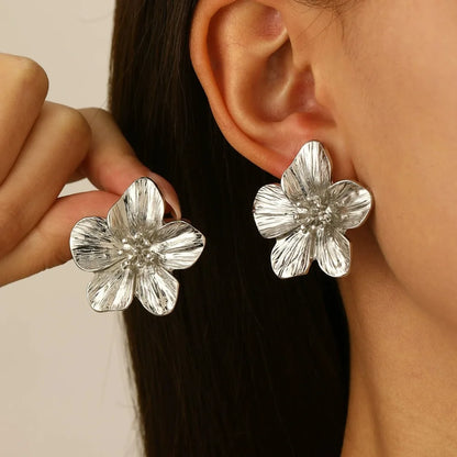 Simple Metal Wrinkled Stereoscopic Flowers Pendant Necklace